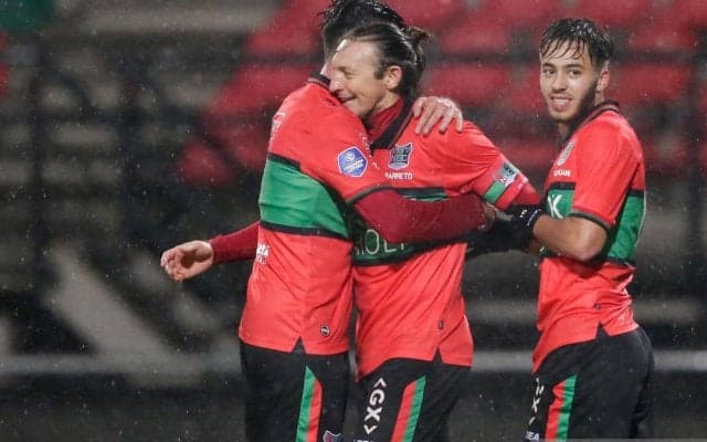 父と子の絆…14年7カ月ぶりのゴールに歓喜、息子の下までダッシュし熱い抱擁で噛み締める