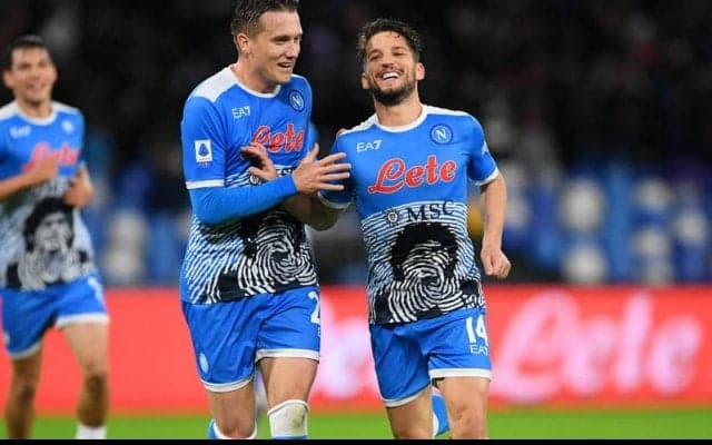 メルテンスの圧巻2発などで首位ナポリがラツィオに完勝、マラドーナの一周忌を勝利で飾る《セリエA》