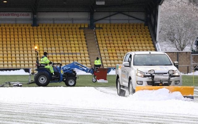 スタンドで雪合戦がスタート！ 警備員は華麗にかわすもピッチに影響が出て後半KOが遅延