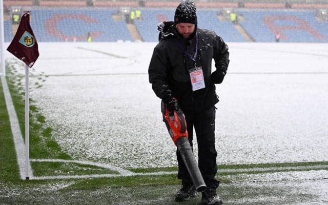 試合中止の豪雪の中、白いワイシャツ1枚で登場し笑顔を振りまく超人監督がイングランドで大注目