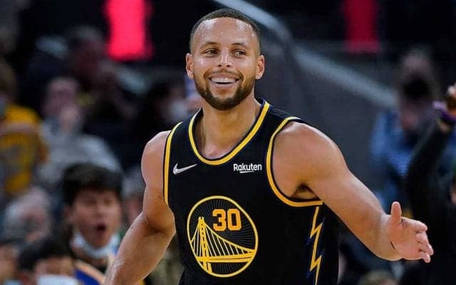 【NBA】好調カリー、敵を翻弄した素早い“背面パス”に米ファン興奮「マジックもやってたね」