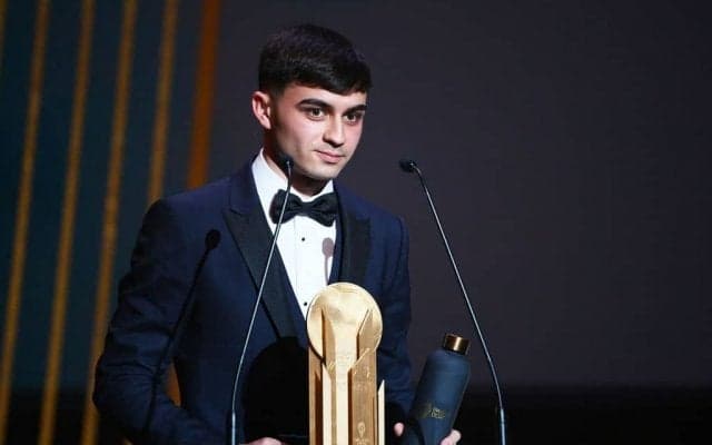 スペイン代表・ペドリが21歳以下の｢最優秀選手｣を受賞！バルセロナの19歳MFが納得のコパ・トロフィーを獲得…2021年の｢活躍ぶり｣