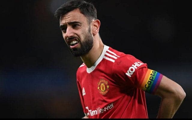 「彼は仕事をしただけなのに」ゴールに感情爆発のB・フェルナンデスが警備員に思わず手を出す