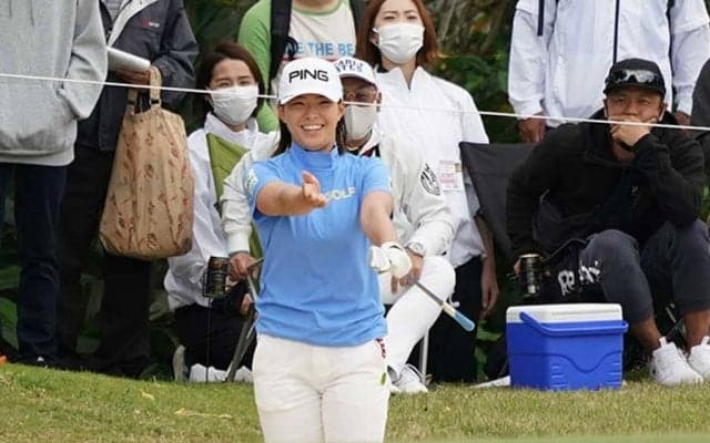 渋野日向子とファンの密接な関係　春の沖縄で見た、プロとして「私がゴルフをやる理由」