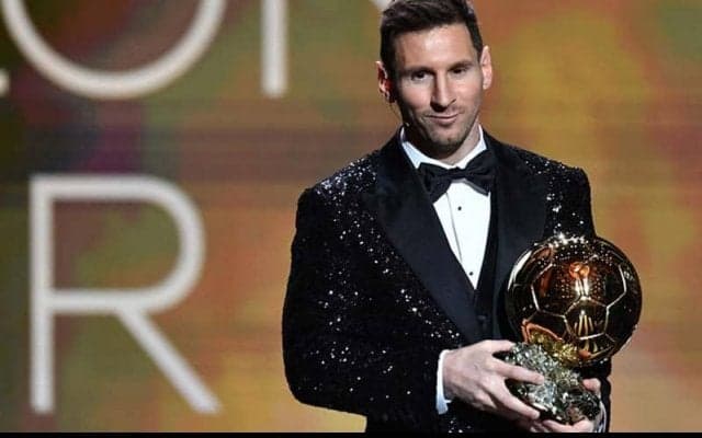 「すごい写真だ」エッフェル塔前に7体の“黄金ヤギ像”が鎮座！メッシの偉業に祝福の嵐「正真正銘のGoat」