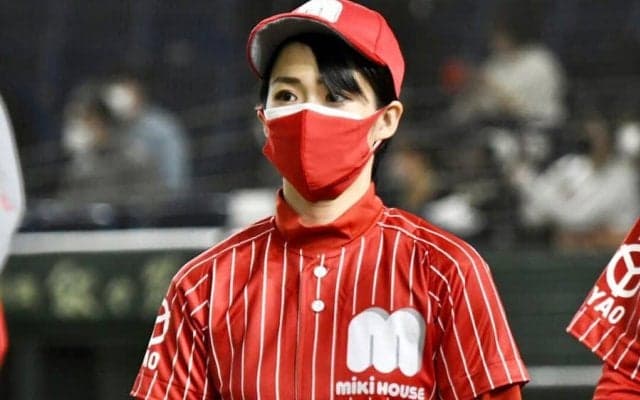 空手女子形・銀の清水希容さんがユニ姿でエール　ミキハウスのマスコットガールで登場