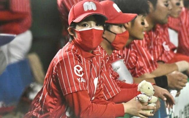 「クマを抱える姿が可愛い」五輪銀の美女空手家が祈り捧げる“ユニ応援姿”