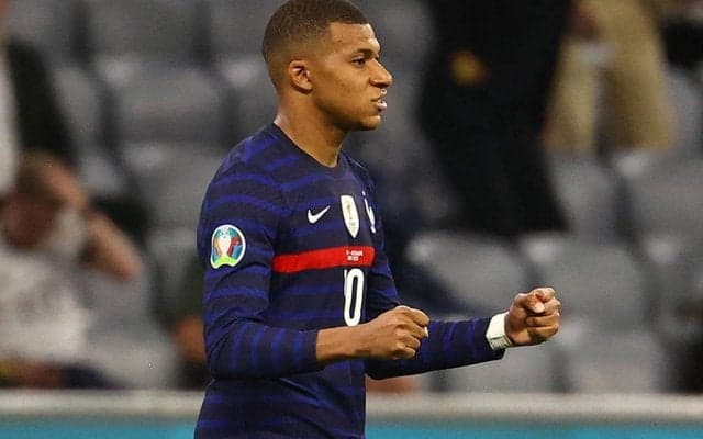 「Tシャツにしか目がいかない」フランス2大ストライカーの競演、ムバッペがアンリとのツーショットを公開「先生と生徒」