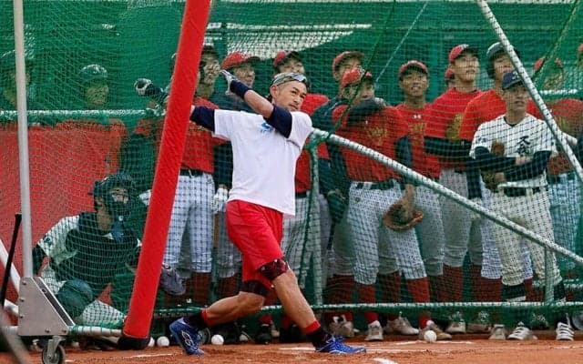 イチロー氏が「高校に現れ、柵越えを放った」　2年連続の高校生指導が米国でも話題に