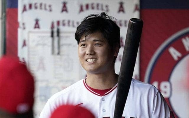 大谷翔平、アストロズファンも笑う“特大弾お見送りポーズ”が話題「本当に手振ってる」【二刀流の衝撃2021】