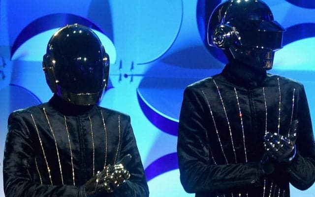 ダフト・パンク再結成? バロンドールのトロフィーを届けた黒いヘルメット2人組の正体は…