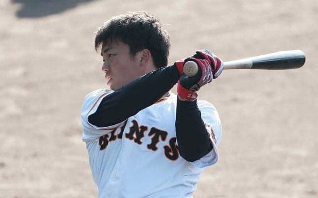 巨人・松本コーチの教えが「勉強になる」　野球少年にも通じる正しいノックの受け方