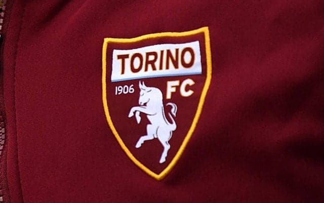 『SUZUKI』のロゴも存在感を放つ、トリノ115周年記念ユニはえんじベースのシンプルなデザインに