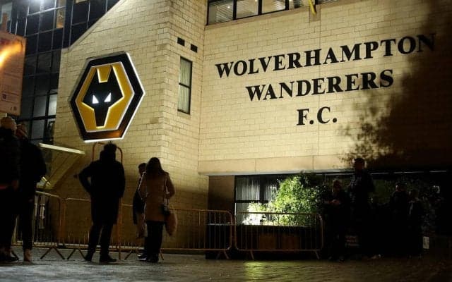 專スタあるある? プレミアでゴール裏女性サポーターの顔面にボールが直撃…鼻血を出してスタンドを後に