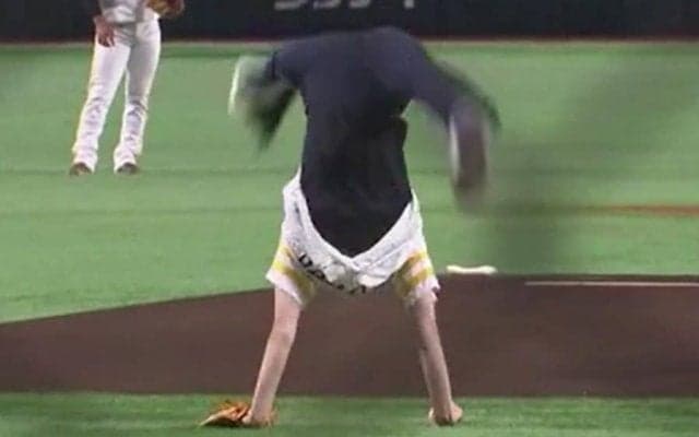 23歳五輪戦士の“軟体”投球が「すっごいな」　どよめき止まらぬ「さすがの美しさ」【始球式名場面】