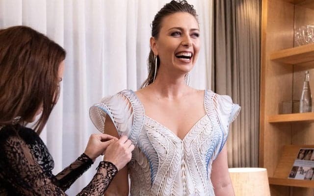 シャラポワがエビアンのボトルでできたドレスを着用！　引退後もスポンサーやファンに愛される理由