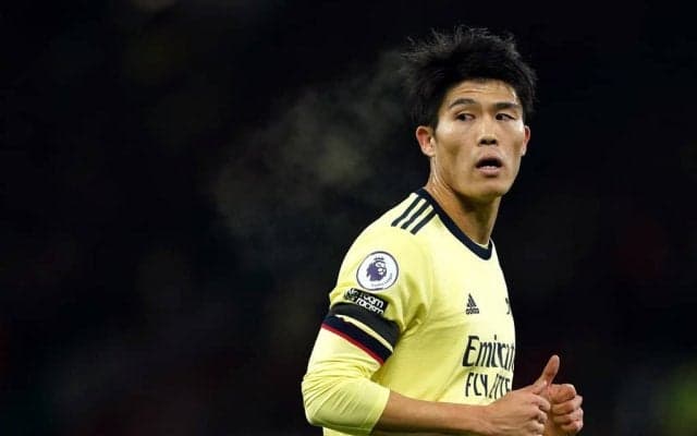 ｢なぜそこにいる｣!?アーセナル・冨安健洋が爆走!!抜群のスピードでマンUのカウンターを阻止!ブルーノ・フェルナンデスの決定機を止めた｢決死のブロック｣