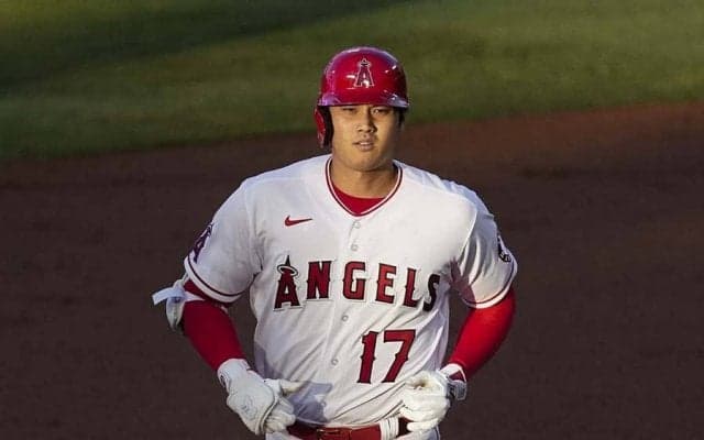 大谷翔平の特大弾で感情爆発　ベンチ内の水原通訳に米注目「これ熱い」「最高の兄弟」【二刀流の衝撃2021】