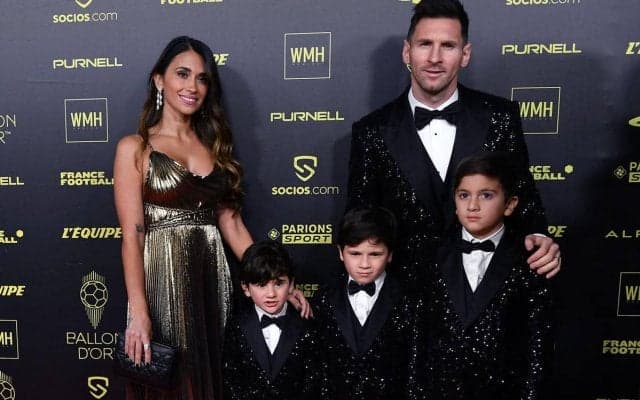 メッシ長男の足がバロンドールのトロフィーに!? 全員トロフィー抱える豪華家族ショットもまさかの事態で騒然