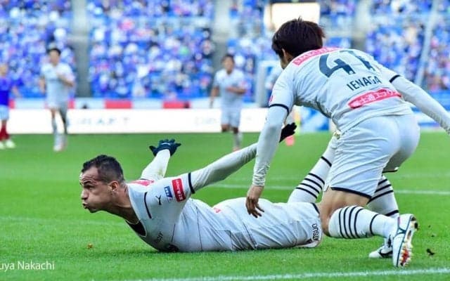 レアンドロ・ダミアンの得点直後、試合中のピッチに現れた「泣ける光景」