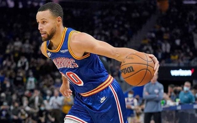 【NBA】カリー、会場内の驚きの場所から決めた超ロング3Pに米仰天「凄すぎて言葉が出ない」
