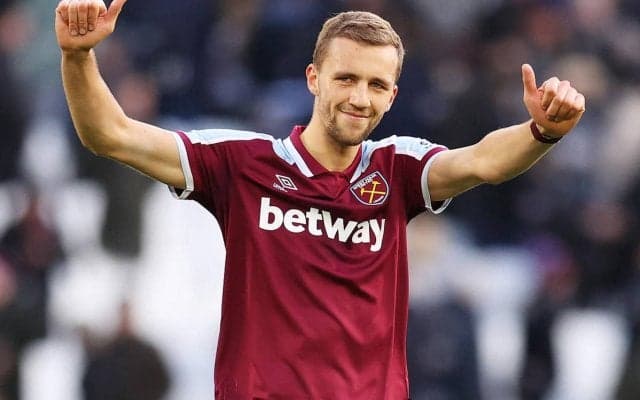 ウェストハムのソウチェクがチェルシー撃破の歓喜をファンと共有、セルフィーにユニフォームプレゼント、ハイタッチも