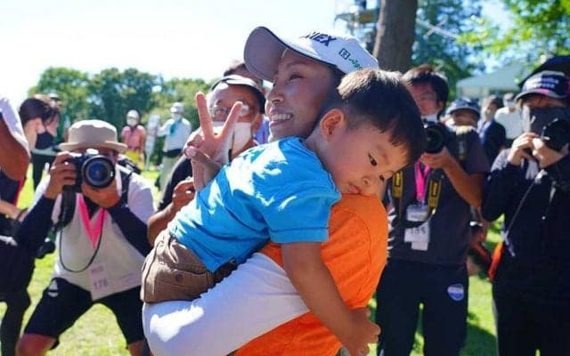 女子ゴルフ、2021年屈指の名場面　もっと見たい、ママ選手が「当たり前」に勝つ未来