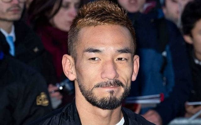 中田英寿、2000万円高級BMWに“腰かけた1枚”に反響「こんな風に格好良くなりたい」【名珍場面2021】