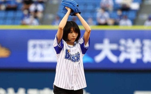「可愛すぎでしょ」　次世代女優が球場和ます“天然連発”赤面投球【始球式名場面】