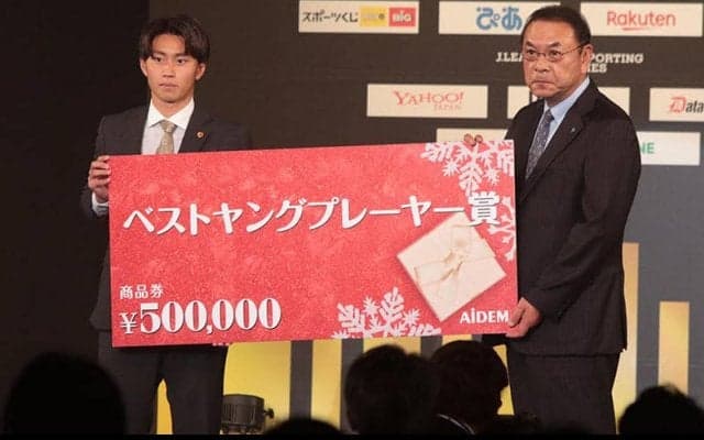 荒木遼太郎が鹿島史上5人目の新人賞！　来季抱負に「二桁ゴール、二桁アシスト」、将来的な海外挑戦の夢も