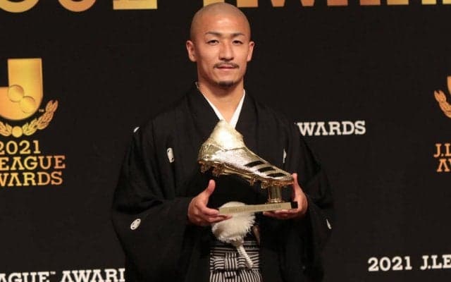 「この場にふさわしい服装を」羽織袴姿で登場した横浜FMの前田大然、得点王には「チームメイトに感謝」