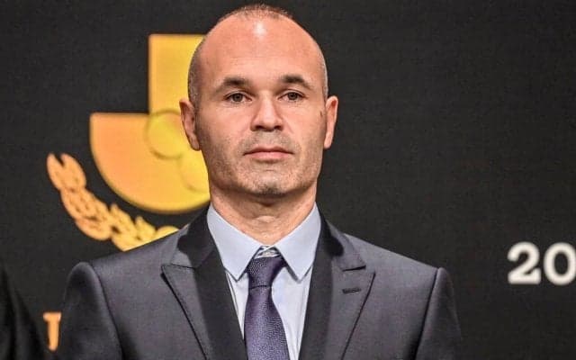 Jリーグアウォーズの裏で「プライベート撮影会」が発生！ 川崎フロンターレの選手が「イニエスタと記念写真」