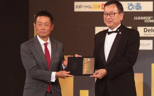 最終節でJ3優勝を果たした熊本、大木武監督が続投「全力を尽くします」