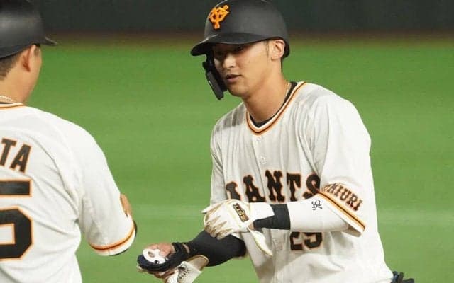 巨人吉川尚輝、背番号「2」に変更「自覚と責任感を」　400万円増3700万円で更改