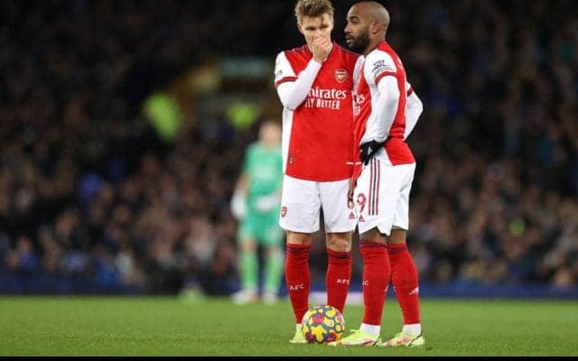 不安定なアーセナル…ネビル氏はチームのベテランたちに苦言「本当の意味でのリーダーではない」