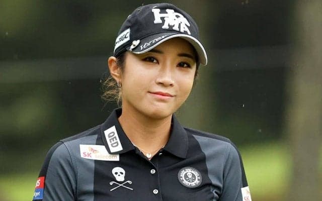 イ・ボミ、寒空でもスカート姿　欠かさぬお洒落に反響「何を着ても似合う」「素敵」