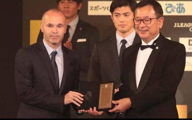 イニエスタとの記念撮影に殺到！Jリーグベストイレブンメンバーたちが童心に帰る