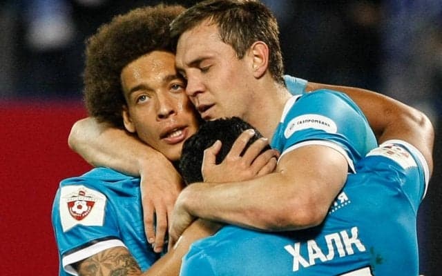 エスコートキッズならぬエスコートドッグ、ゼニトの選手が保護犬を抱えてピッチ入場