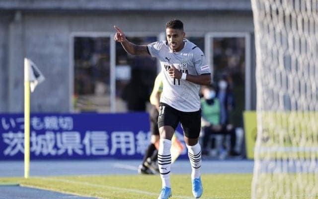 【2021年J2「ベスト11」＋α】CFは「得点王」ルキアンで文句ナシ！両ウイングの「若き日本人」と“勝利と育成”を両立してみせた「指揮官」(2)