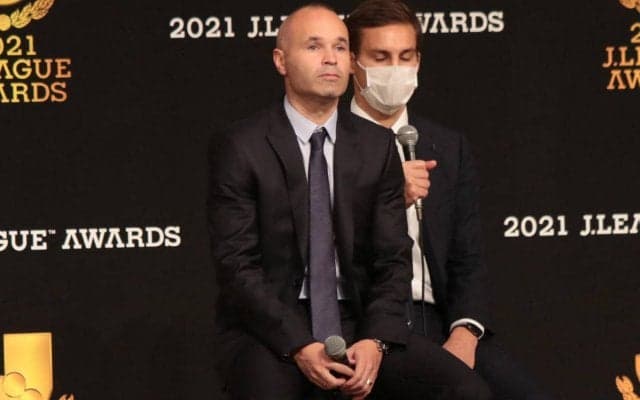 松葉杖姿からアウォーズまで…2年連続ベスイレの神戸MFイニエスタが今季を振り返り感謝「非常に歴史的なシーズンになった」