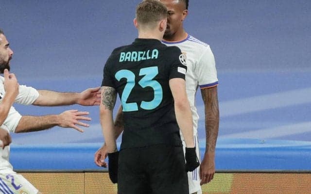 インテル・バレッラの“グーパンチ”が炸裂…報復での一発退場で小競り合いにも発展