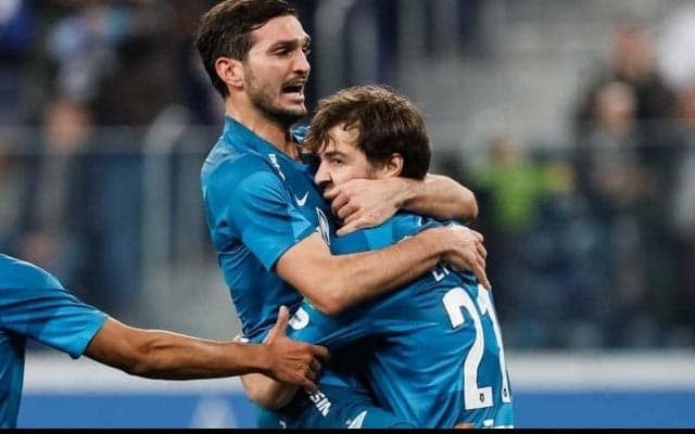 「えぐいシュート」チェルシーに大ダメージを与えるロシア代表MFの神業ボレーに絶賛「めちゃくちゃ美しい」