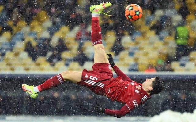 レヴァンドフスキが娘と秘密特訓? オーバーヘッドのスキルを伝授か