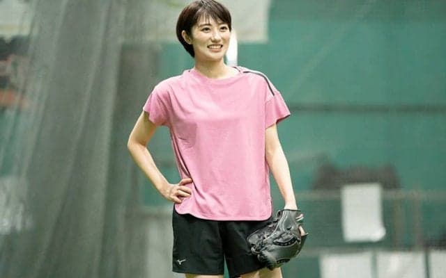 本格投球が武器の“野球女子”が艶やか晴れ着姿　奥山かずささんが語った来年の目標