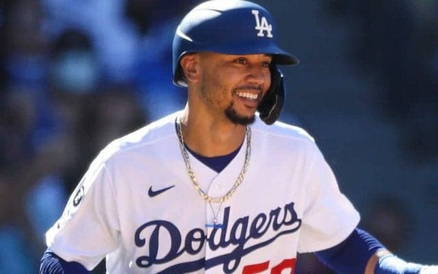 【MLB】“15年愛”貫いた愛妻が「美しい」　ド軍ベッツ超豪華結婚式に「ゴージャス!!」