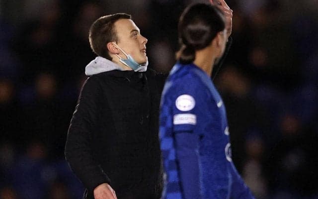 チェルシー女子のエースがピッチへの不法侵入者を撃退! ショルダーチャージで吹き飛ばす