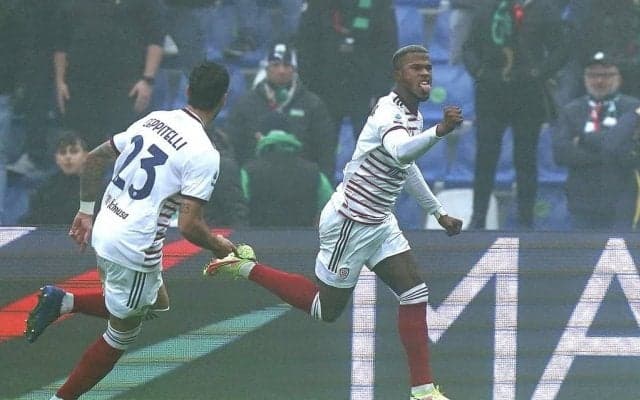 ｢とんでもないスーパーゴールだ｣!｢セリエA月間ベストゴール｣が半端ない!!セネガル代表FWが4人に囲まれながら決めた｢バイシクルシュート｣