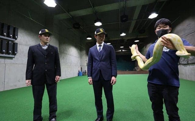 鷹ドラ1風間とドラ2正木、笑顔引きつる　鷹匠と“ヘビの首巻き”を体験