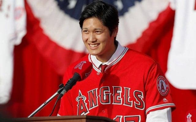 【MLB】大谷翔平に“後光”が射した…名物アナが入団会見振り返る1枚が「素晴らしい写真」