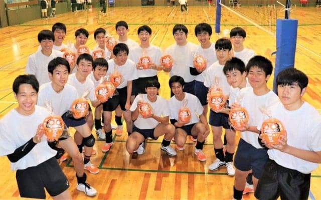 春高バレー　群馬代表２校に必勝ダルマで激励